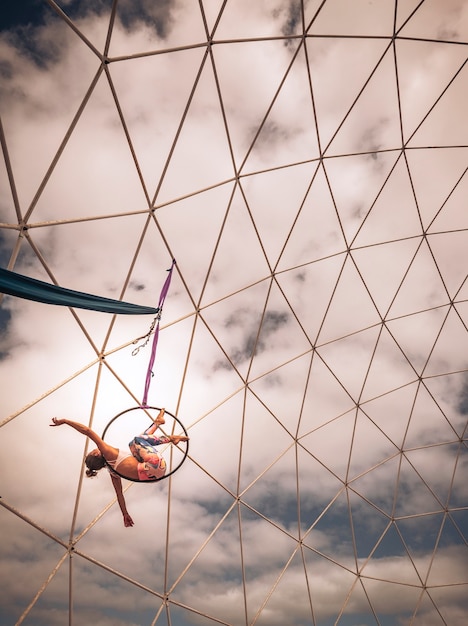 Foto loira linda em exercícios aeróbicos treinando para show de exposição e construção de aço e nuvens