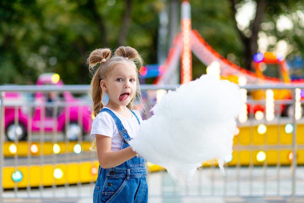 Loira linda em um parque de diversões