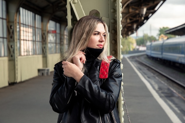 Foto loira linda na estação ferroviária