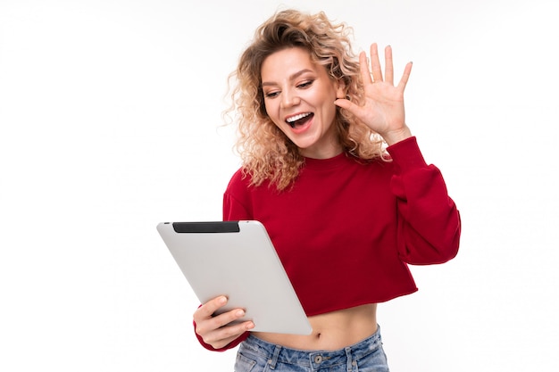 Loira rindo com um tablet nas mãos de branco