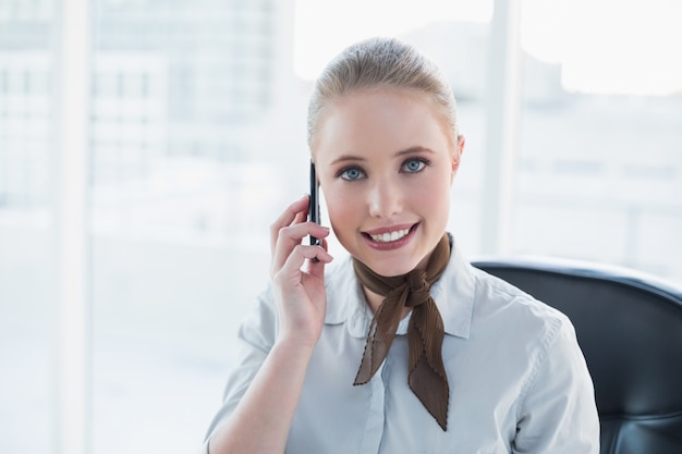 Loira sorridente empresária telefonando