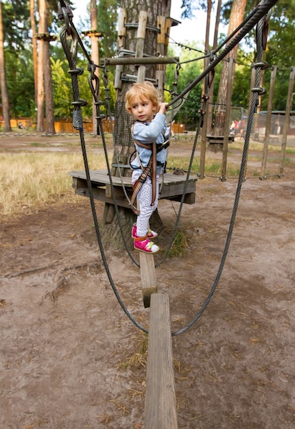 Loirinha se divertindo no playground