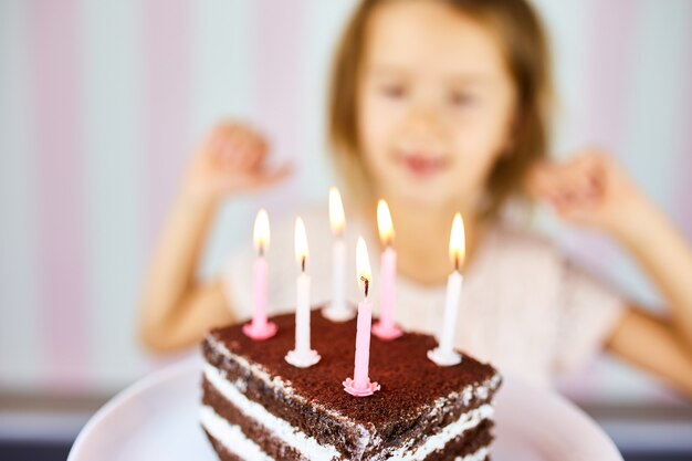 Loirinha, sorrindo, em, aniversário, rosa, boné, um, bolo chocolate aniversário, com, velas