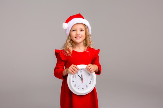 Loirinha sorrindo em roupa de Papai Noel com relógio branco