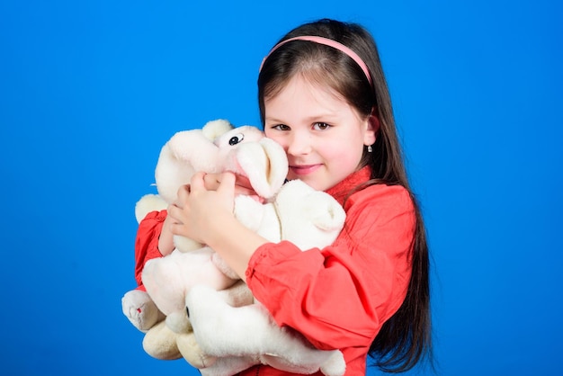 Loja de brinquedos de beleza lúdica dia das crianças Brinquedos de melhor amigo para criança pequena menina com brinquedo de urso macio abraçando um ursinho de pelúcia menina jogando jogo na sala de jogos feliz infância aniversário