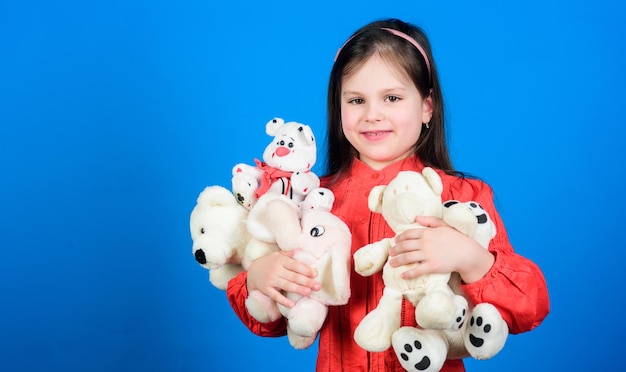 Loja de brinquedos dia das crianças Brinquedos de melhor amigo para criança pequena menina com brinquedo de ursinho de pelúcia feliz infância Criança de aniversário em casa abraçando um ursinho de pelúcia menina jogando jogo na sala de jogos Dia preguiçoso