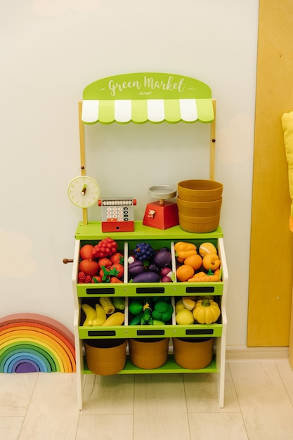 Loja de brinquedos para crianças com frutas e legumes de madeira vegan do mercado verde