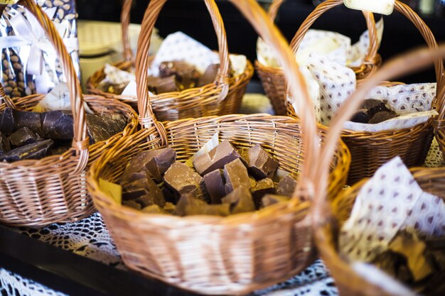 Loja de chocolates. Pedaços de produto natural em cestas