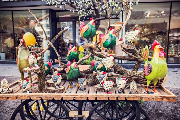 Loja de decoração com vários elementos de decoração de Páscoa para casa. Vitrine da loja com atributo de Páscoa