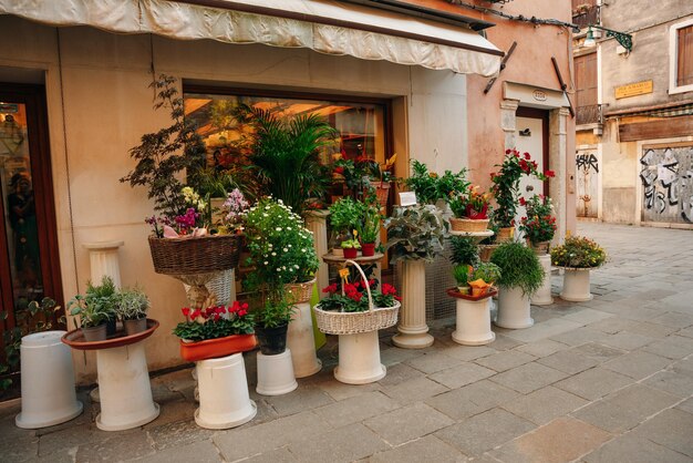 Loja de flores na rua da cidade de Veneza, Itália, em 2021