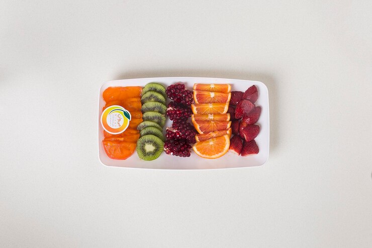 Foto loja de frutas com frutas, sucos e vegetais