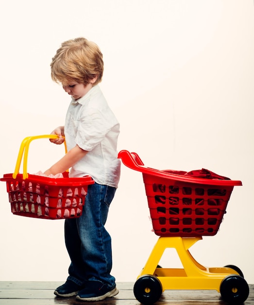 Loja de jogos fofo comprador cliente cliente segurar carrinho de compras crianças loja menino criança compras grande compra k ...