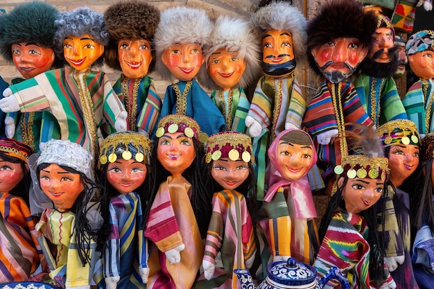 Foto loja de lembranças em bukhara bonecas artesanais do uzbequistão