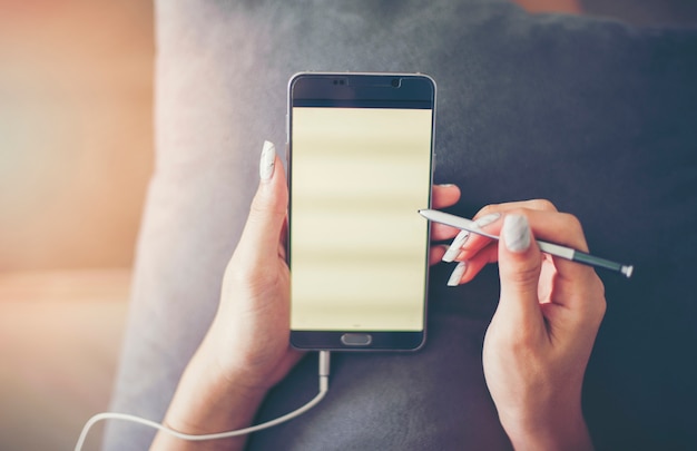 loja de mulher on-line no celular com carrinho de compras, conceito de tecnologia digital