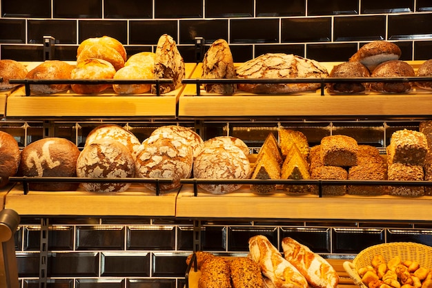 Loja de pão de padaria e café para venda de alemães e viajantes estrangeiros na praça do mercado de heidelberger ou marktplatz em 25 de agosto de 2017 em Heidelberg Alemanha