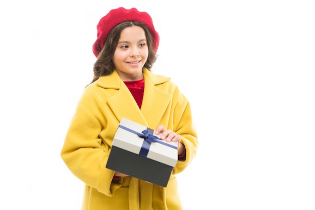 Loja de presentes menina bonitinha casaco e boina carregam presente conceito de compras de primavera compre roupas e pequenos presentes fofos para a primavera dia de compras satisfatório caixa de presente elegante para crianças