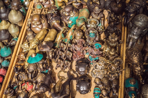 Loja de souvenirs típico que vende lembranças e artesanato de Bali no famoso mercado de Ubud Indonésia Mercado balinês Lembranças de madeira e artesanato de moradores locais