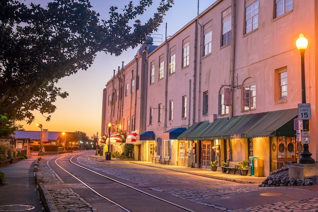 Lojas e restaurantes na river street, no centro de savannah, na geórgia