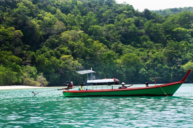 Lokale Bootstour bringt thailändische Reisende, die am 12. April 2022 in Satun Thailand den grauen Sandstrand Ao Talo Bean Tae auf der Insel Ko Khao Yai im Nationalpark Mu Ko Petra in Pak Bara in La ngu besuchen