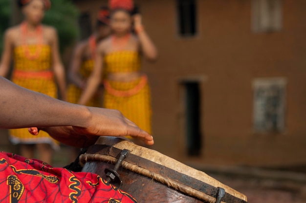 Foto lokale kultur mit nigerianischen tänzern hautnah