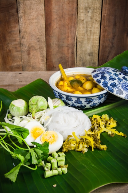 Lokale Reisnudeln und Currysauce mit Gemüse (Kanom Jeen Nam Ya)