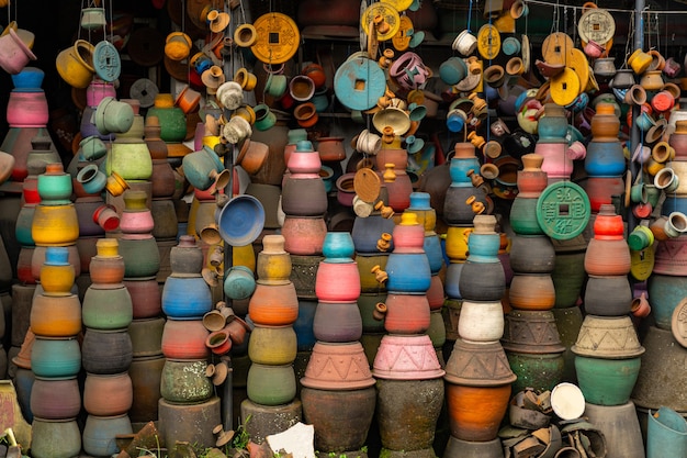 Lokaler markt. kleine tonsouvenirs hängen am seil, leuchtende töpfe stehen dicht beieinander