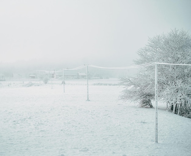 Lokaler Strommast mit Eis und Schnee bedeckt Konzept des Strom- und Stromausfallproblems während der winterlichen Schneeströme in ländlichen Gebieten