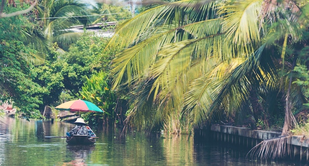 Lokales Boot in Amphawa Floating Market