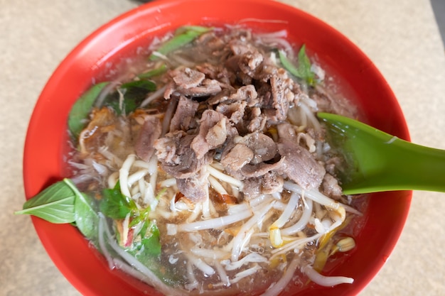 Lokales Essen mit Nudeln in dicker Lammsuppe in einer Schüssel in Taiwan