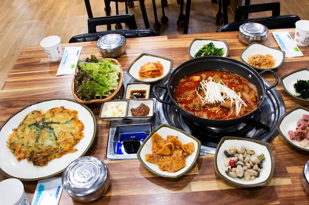 Lokales traditionelles koreanisches Gourmet-Essen Set Budae Jjigae würzige Wursteintopfsuppe für Menschen, die am 18. Februar 2023 in Gyeongsang, Südkorea, im Restaurant in Pohang City Essen, Trinken, Küche probieren