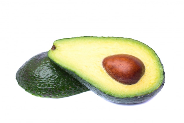 Lokalisierte Avocado, geschnittene Avocatofrucht lokalisiert auf Weiß