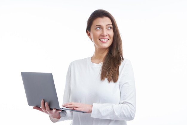 Lokalisiertes Bild der Brunettefrau auf weißem Hintergrund mit Computer