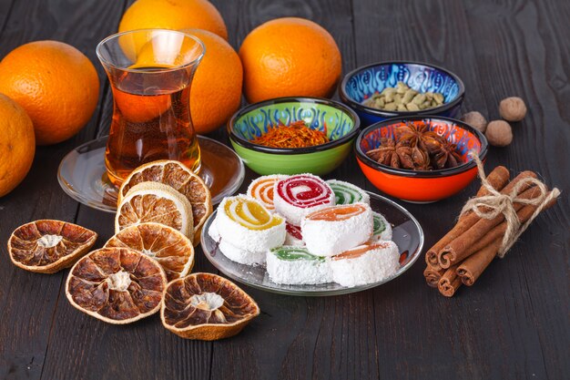 Lokum mit Tee und traditionellen Süßigkeiten auf dem Tisch