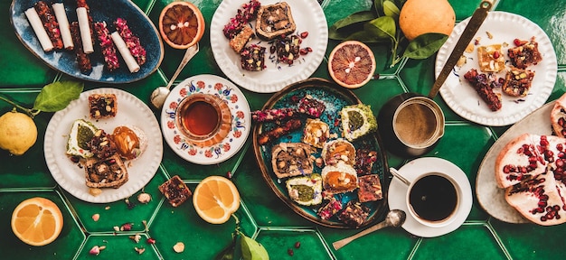 Lokum tradicional turco con té y café sobre baldosas verdes