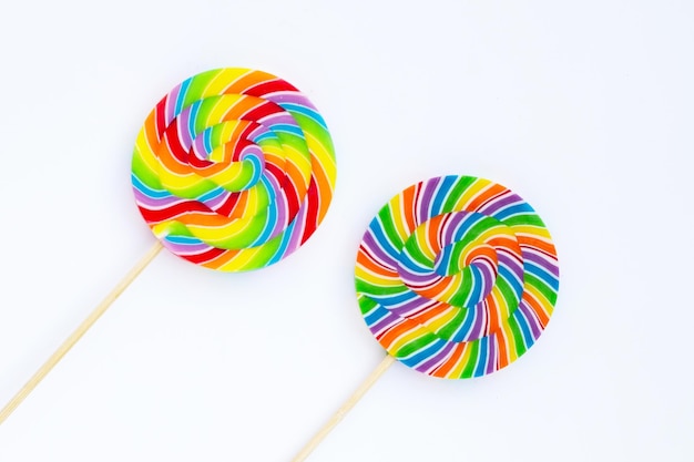 Lollipop arco-íris em fundo branco