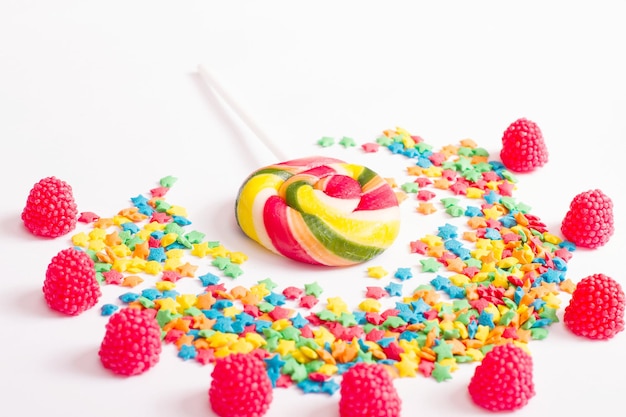 Lollipop de doces coloridos e doces isolados em fundo branco Vista superior Foco seletivo