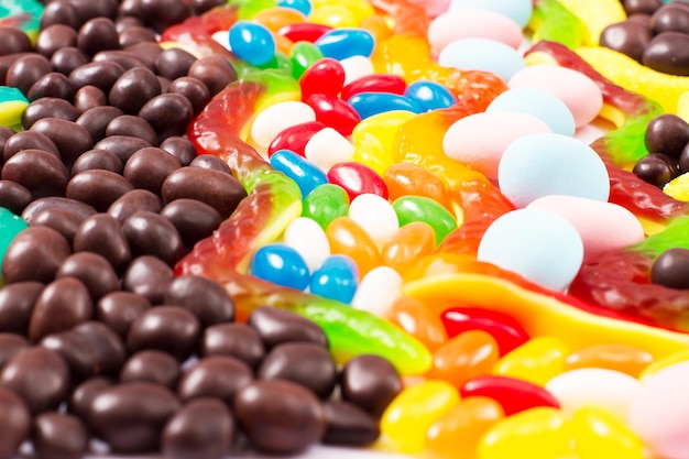Lollipop de doces coloridos e doces isolados em fundo branco Vista superior Foco seletivo