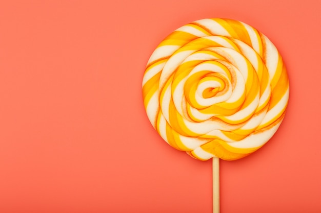 Lollipop redondo colorido. Concepto mínimo con espacio de copia.