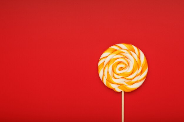 Lollipop redondo colorido. Concepto mínimo con espacio de copia.