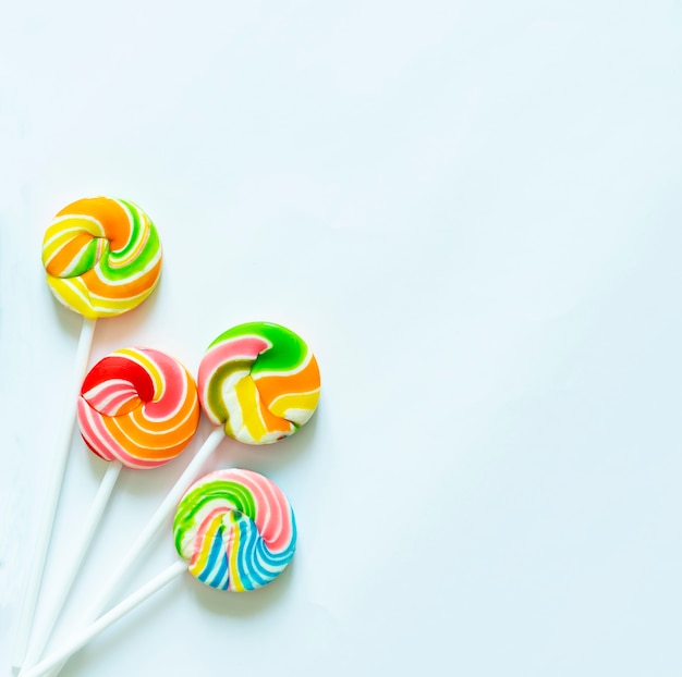 Lollipops coloridos en el fondo blanco