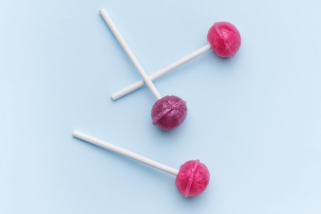 Foto lollipops doces em fundo azul