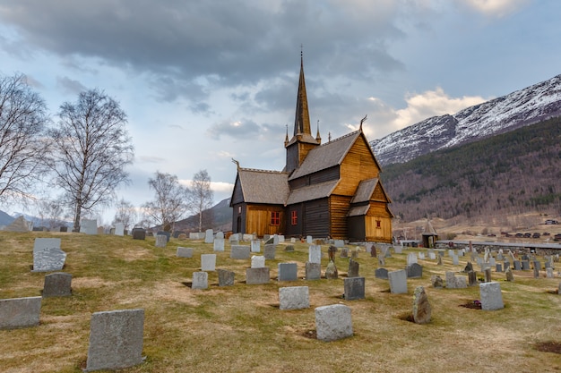 Foto lom stabkirche (lom stavkyrkje) mit friedhof vordergrund