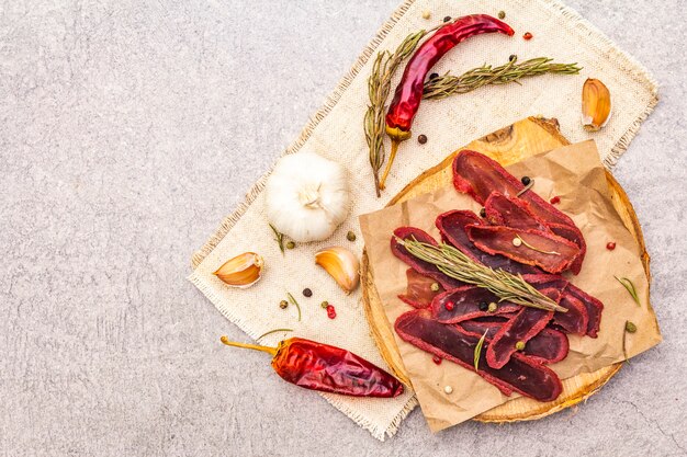 Lombinho seco de carne de bovino com alecrim seco e mistura de pimenta, pimenta e alho em pano de linho vintage