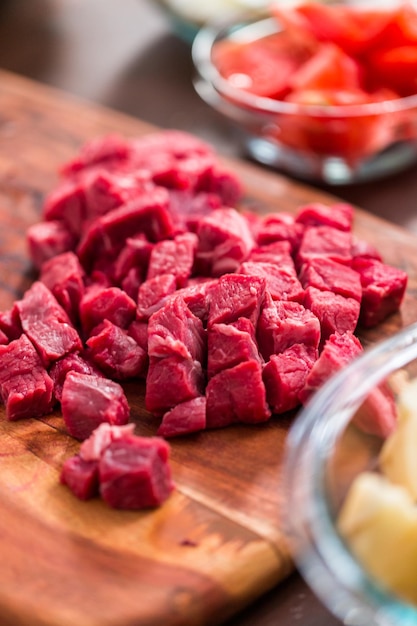 Lombo de carne em cubos na tábua de madeira.