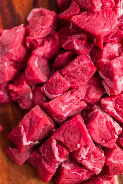 Lombo de carne em cubos na tábua de madeira.