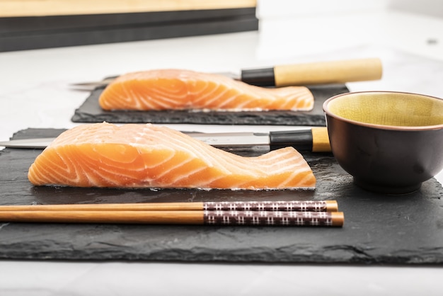 Lombo de salmão para sushi e sashimi cozinhando peixe cru