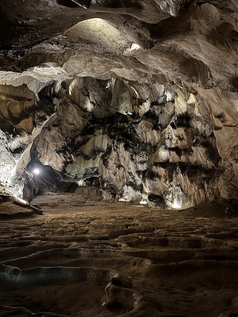 Lombriv é a maior caverna da Europa. Lombriv é um dos grandes lugares mais visitados no Arige