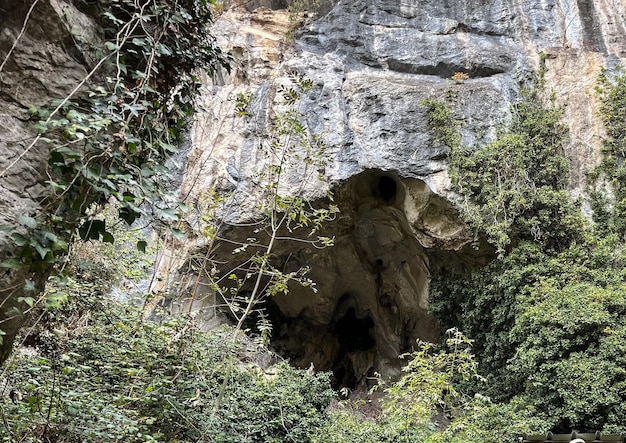 Lombriv es la cueva más grande de Europa. Lombriv es uno de los grandes lugares más visitados de Arige