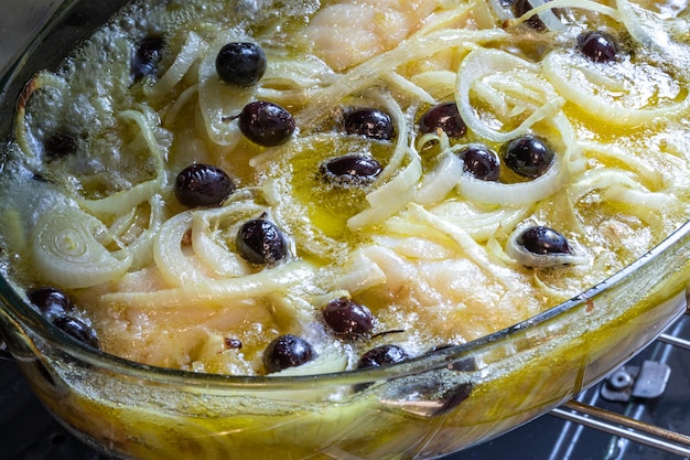 Lomo de bacalao al horno en aceite de oliva, con patatas, brócoli, huevo duro y aceitunas negras. Plato típico de Portugal.