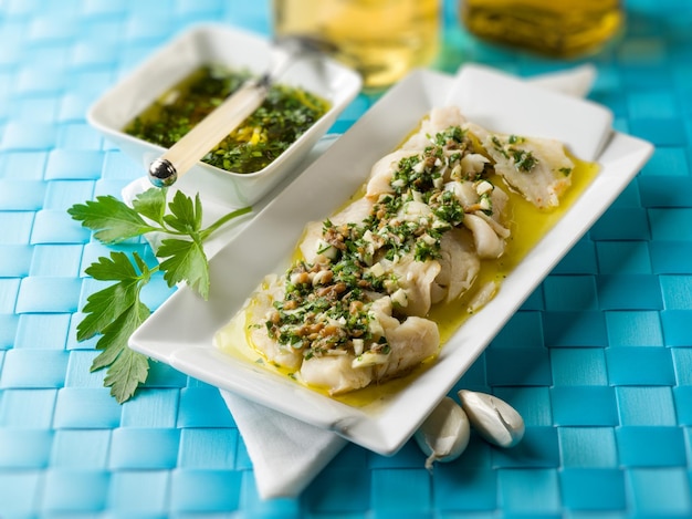 Lomo de bacalao marinado con anchoas al perejil y ajo